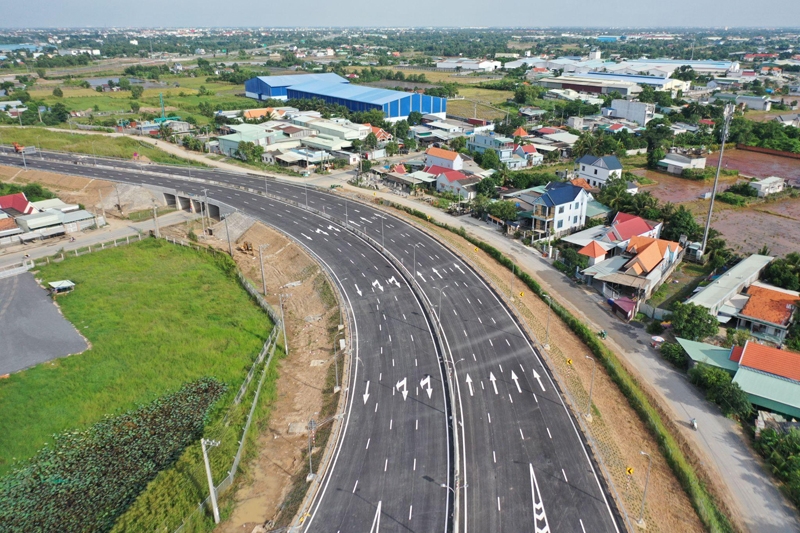 Cận cảnh tuyến cao tốc Bến Lức - Long Thành đoạn qua Thành phố Hồ Chí Minh chuẩn bị thông xe