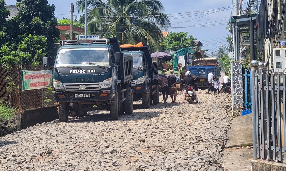 Đồng Nai: Bị buộc dừng thi công đường nông thôn mới vì sử dụng đá “dởm”