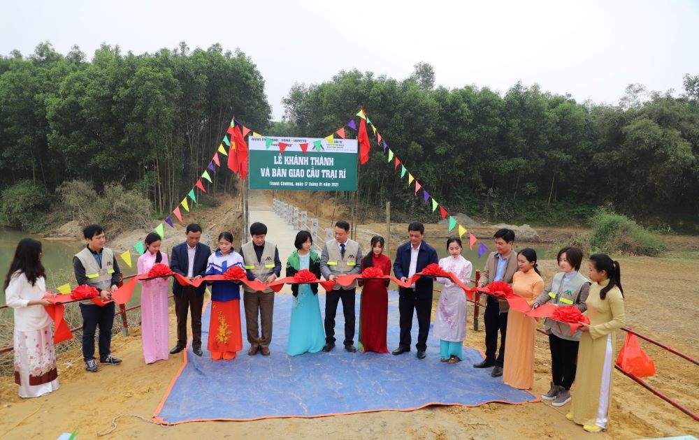 xuan mai corp ung ho 2 cay cau cho mien nui tinh nghe an