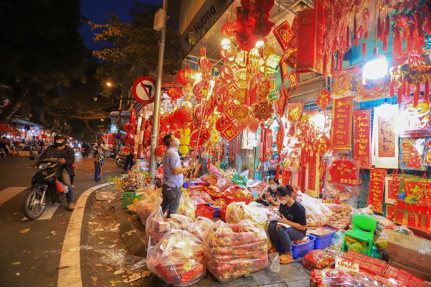 Hà Nội: Rộn ràng nhiều mặt hàng trang trí đón Tết Nguyên đán tại phố Hàng Mã