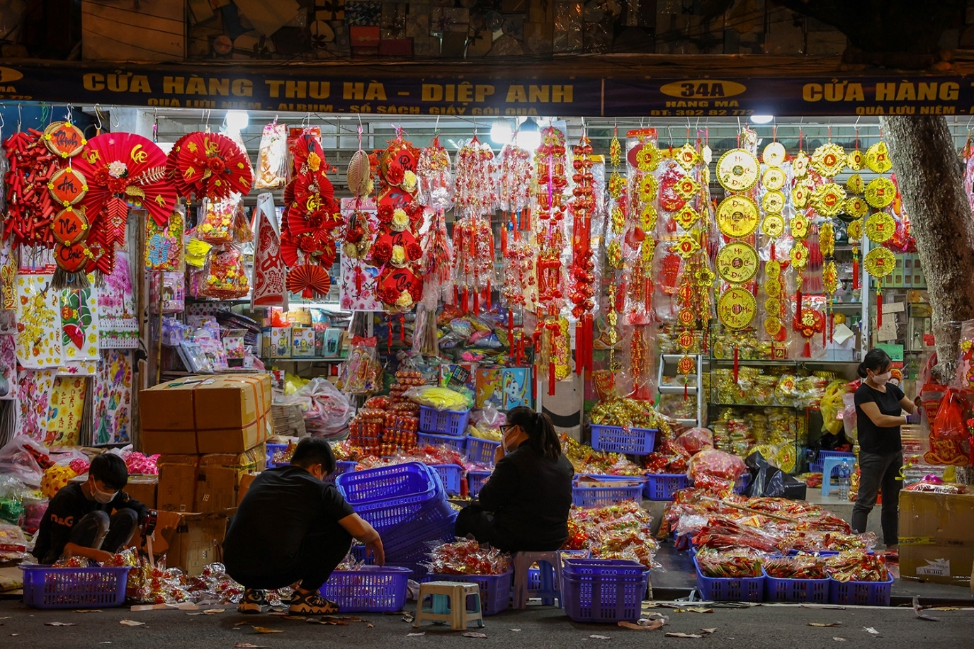 ha noi ron rang nhieu mat hang trang tri don tet nguyen dan tai pho hang ma