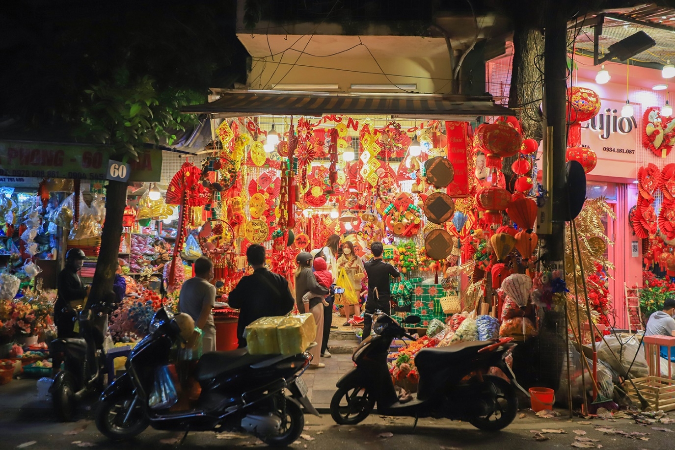 ha noi ron rang nhieu mat hang trang tri don tet nguyen dan tai pho hang ma