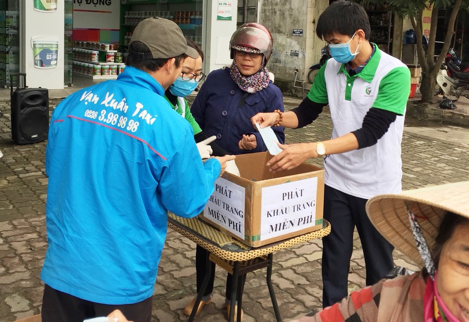 cong ty son gs tiep tuc phat khau trang mien phi cho nguoi dan