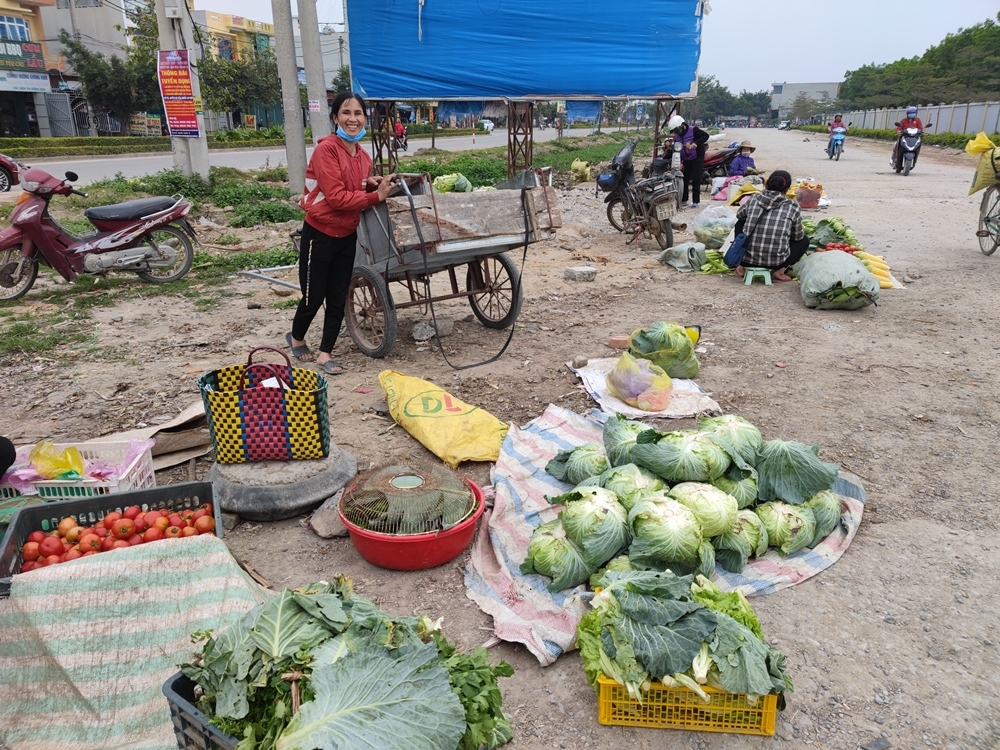 yen dinh thanh hoa cho coc tu phat ngay canh duong quoc lo khien nguoi dan buc xuc