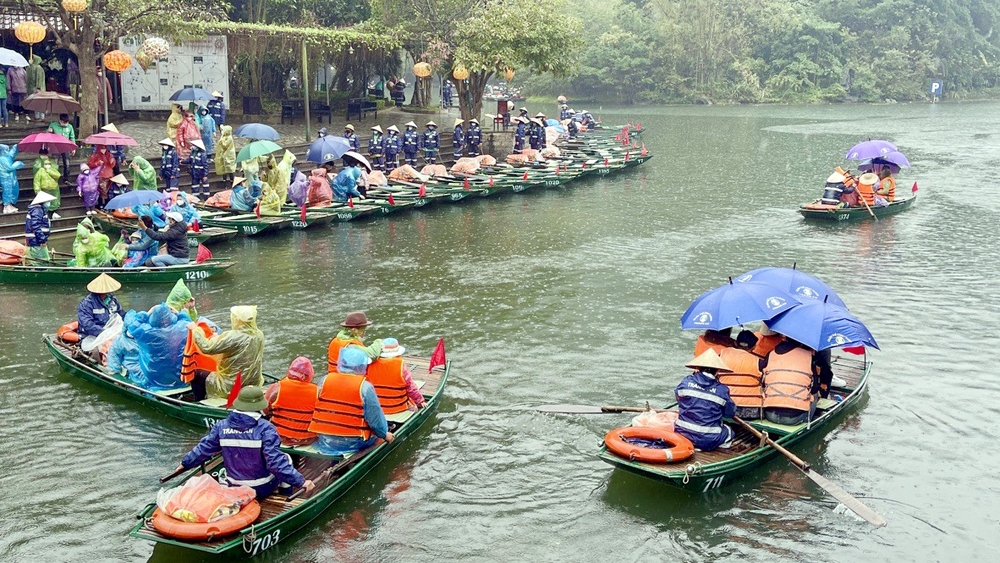 ninh binh hang nghin du khach doi mua du xuan co do