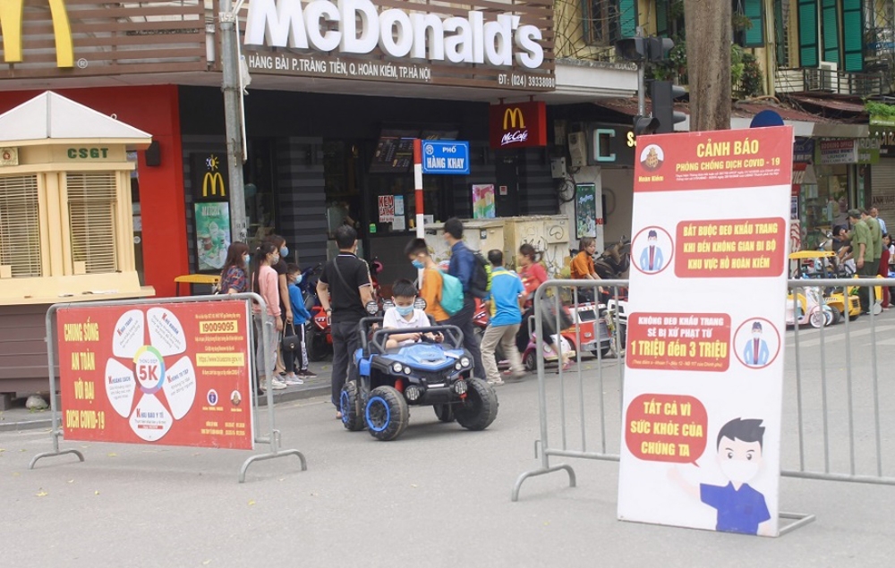 ha noi nguoi dan do ve pho di bo ho guom trong nhung ngay dau tien hoat dong tro lai