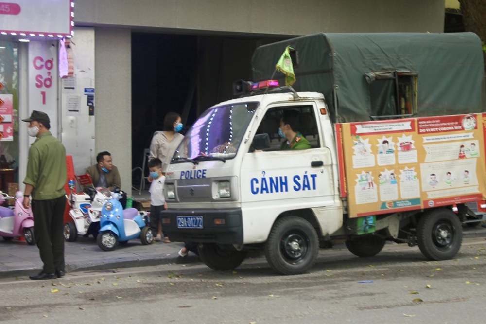 ha noi nguoi dan do ve pho di bo ho guom trong nhung ngay dau tien hoat dong tro lai