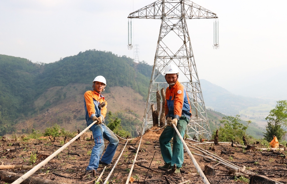 pc quang ngai dam bao cung cap dien cho dan trong thoi gian thi cong duong day 500kv doc soi pleiku2