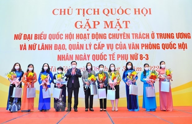 Chủ tịch Quốc hội Vương Đình Huệ gặp mặt nữ đại biểu Quốc hội chuyên trách Trung ương