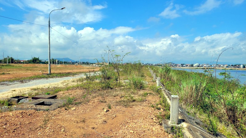 Quảng Ngãi: Trúng thầu thi công kè, “tranh thủ” xuống sông xúc cát trộm