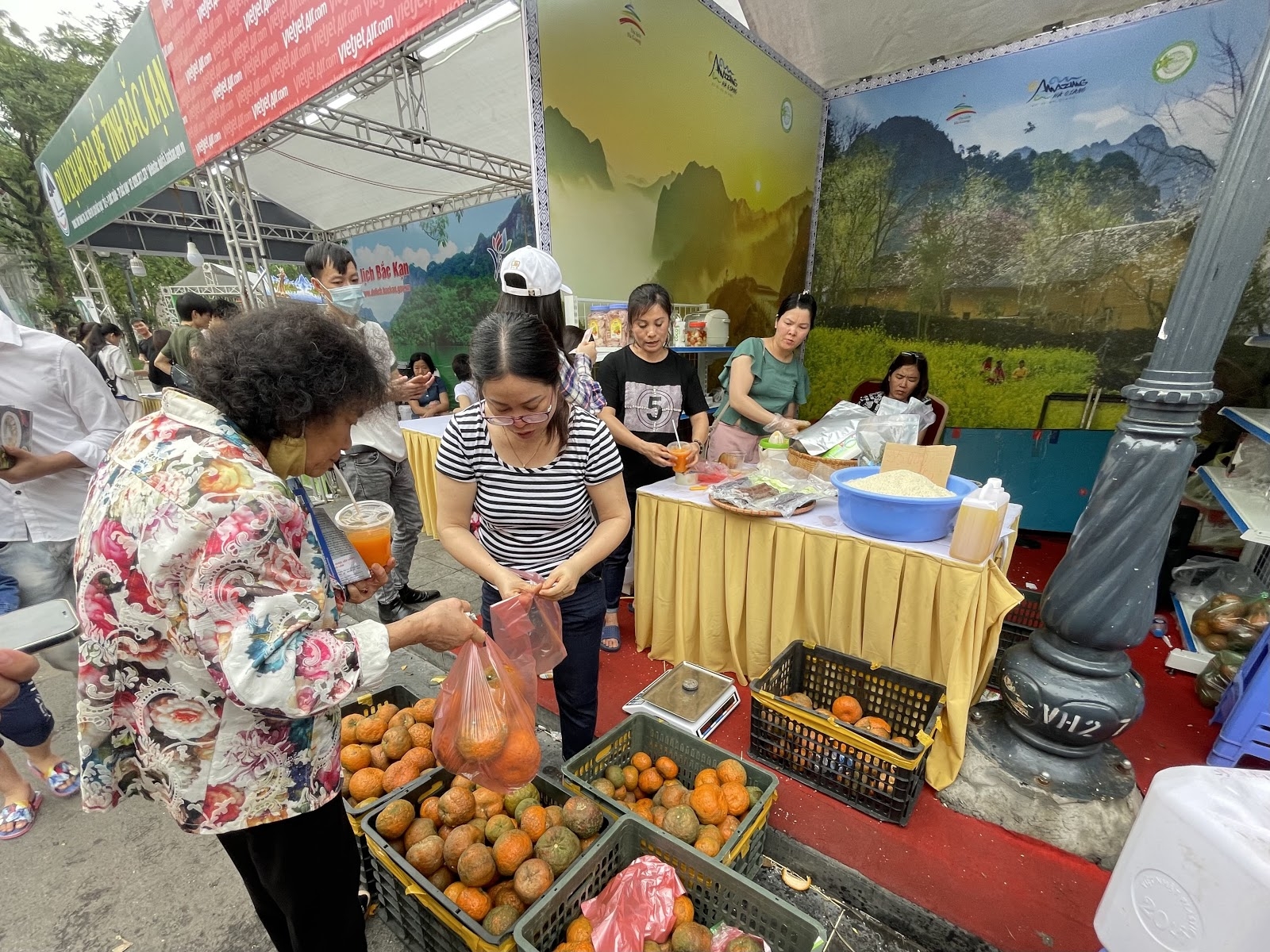 khong khi nao nhiet cua le hoi du lich va van hoa am thuc viet nam