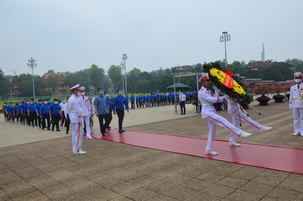 Tuổi trẻ Khối các cơ quan Trung ương viếng Lăng Chủ tịch Hồ Chí Minh