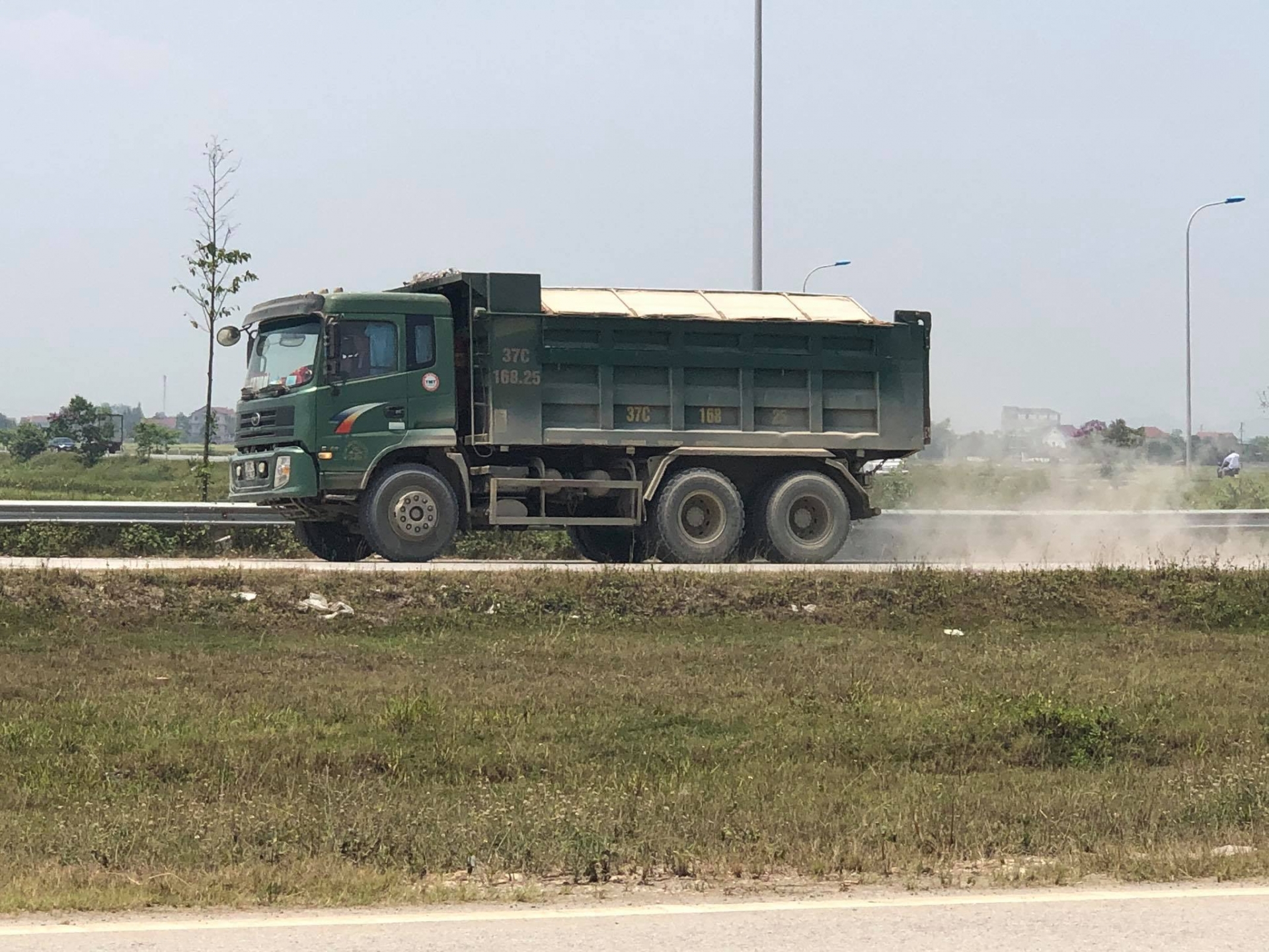 Nghệ An: Xe quá khổ, quá tải “lộng hành” trên tuyến đường tránh Vinh