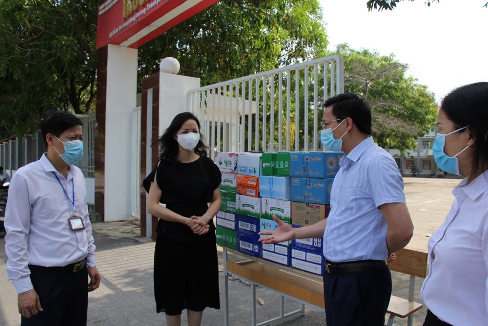 Vĩnh Phúc: Lãnh đạo ngành Giáo dục và Đào tạo thăm và tặng quà cho giáo viên, học sinh đang cách ly tập trung