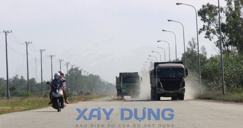 xe qua tai da cay nat duong ven bien quang nam quang ngai