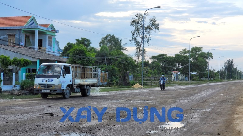 xe qua tai da cay nat duong ven bien quang nam quang ngai