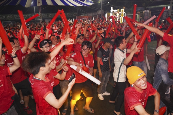 co dong vien thanh pho ho chi minh chay het minh trong dem chung ket champions league