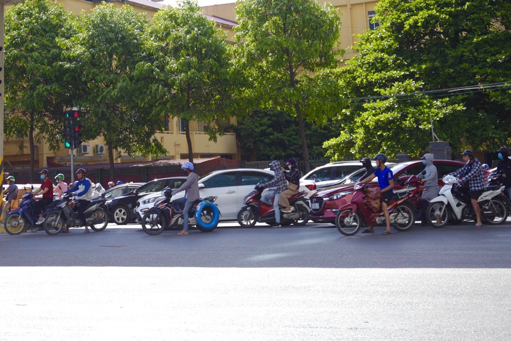 nguoi dan lam gi de chong nong trong nhung ngay ha noi nhu chao lua