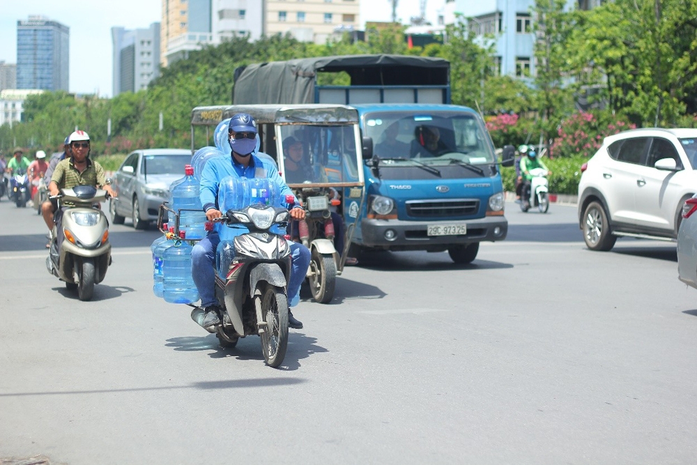 nguoi dan lam gi de chong nong trong nhung ngay ha noi nhu chao lua