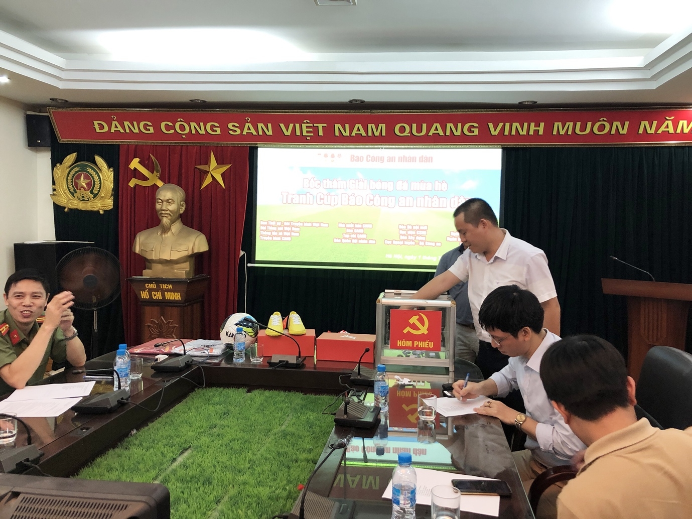 sap dien ra giai bong da mua he 2020 tranh cup bao cong an nhan dan