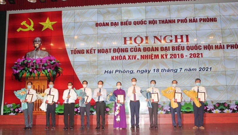 dong gop tich cuc trong cac hoat dong nghi truong giam sat va tham gia xay dung chinh sach phap luat