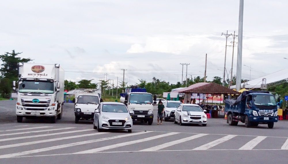 Cần Thơ: Người điều khiển phương tiện và người đi cùng trên phương tiện vận tải tuyệt đối không được xuống phương tiện