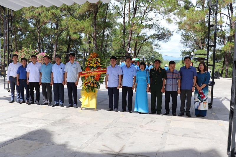 doan cong tac huyen binh xuyen tri an cac anh hung liet sy tai quang tri