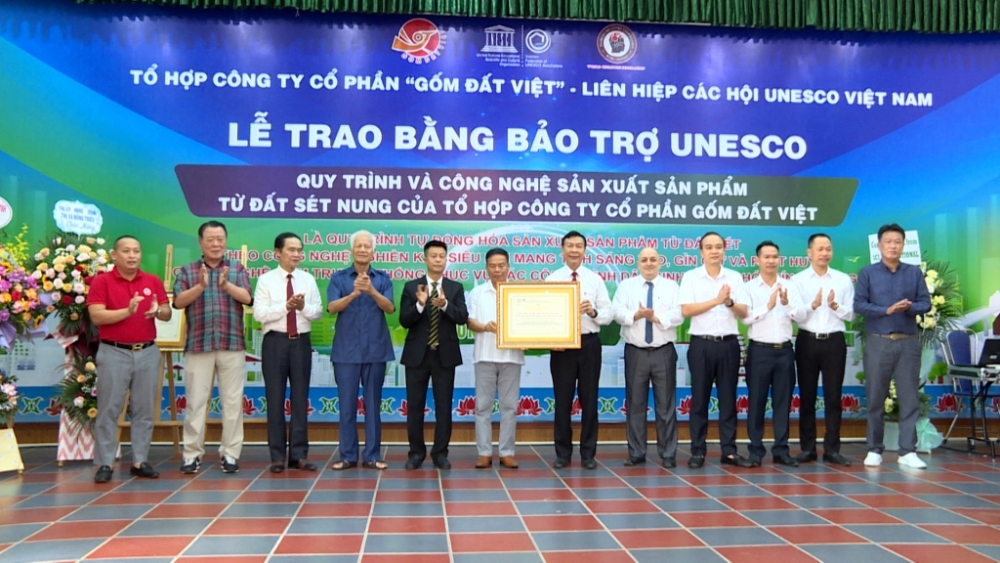 quang ninh gom dat viet nhan bang bao tro cua lien hiep cac hoi unesco viet nam