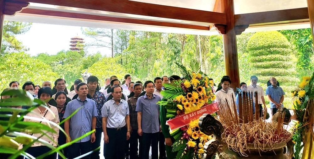 bo truong nguyen thanh nghi dang huong tai nga ba dong loc va trong cay luu niem tai khu di tich