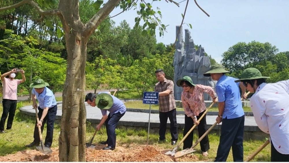 bo truong nguyen thanh nghi dang huong tai nga ba dong loc va trong cay luu niem tai khu di tich