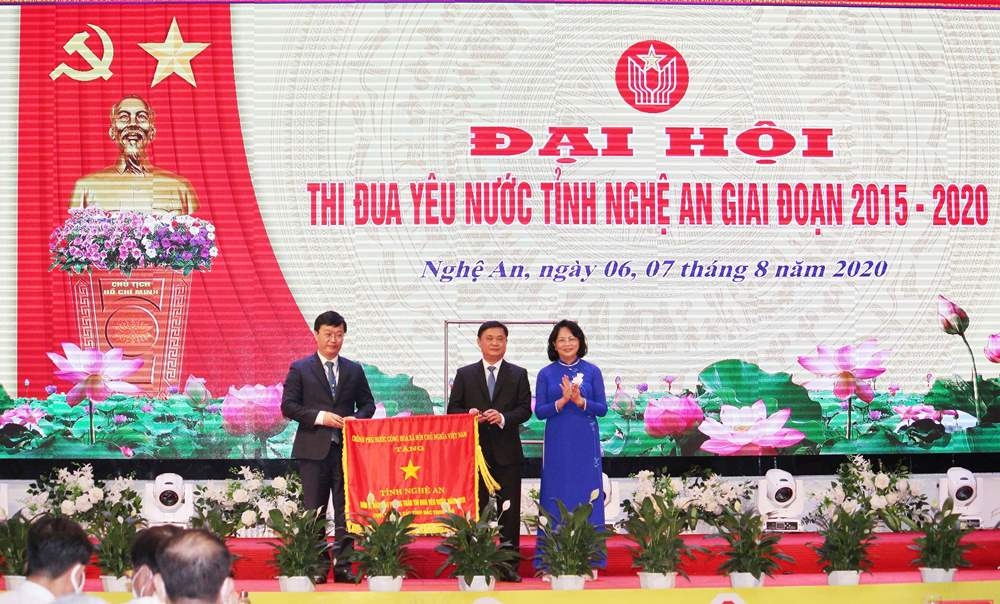 Phó Chủ tịch nước Đặng Thị Ngọc Thịnh dự Đại hội Thi đua yêu nước tỉnh Nghệ An