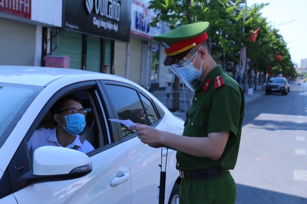 Thành phố Vinh: Ngày đầu thực hiện chủ trương nâng mức cách ly xã hội “ai ở đâu ở yên đấy”