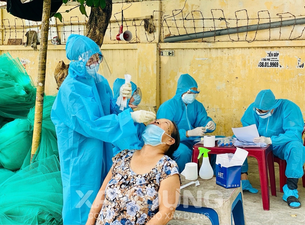 Thành phố Nha Trang thực hiện chiến dịch lấy mẫu xét nghiệm tầm soát, phát hiện 28 ca mắc Covid-19 cộng đồng