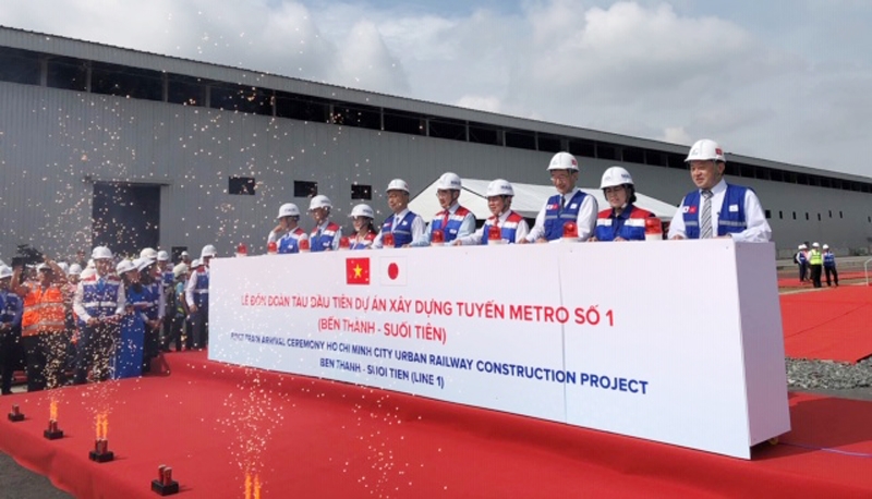 thanh pho ho chi minh ra mat doan tau dau tien cua tuyen metro so 1