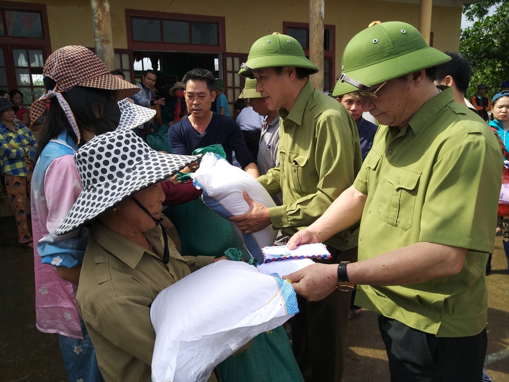 bao xay dung chung tay ho tro dong bao mien trung bi thiet hai do mua lu