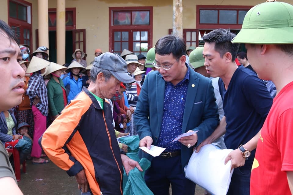 bao xay dung chung tay ho tro dong bao mien trung bi thiet hai do mua lu