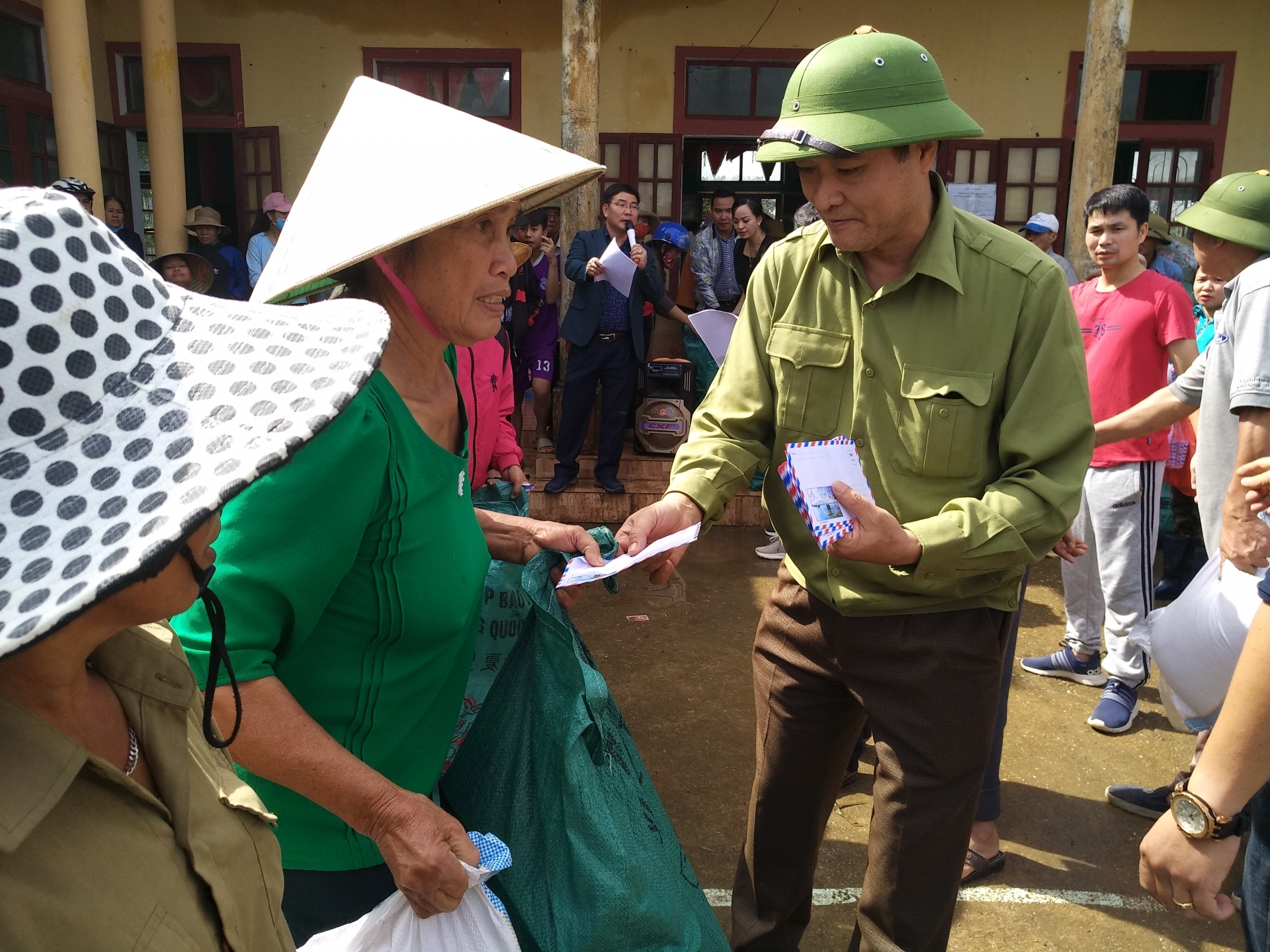 bao xay dung chung tay ho tro dong bao mien trung bi thiet hai do mua lu