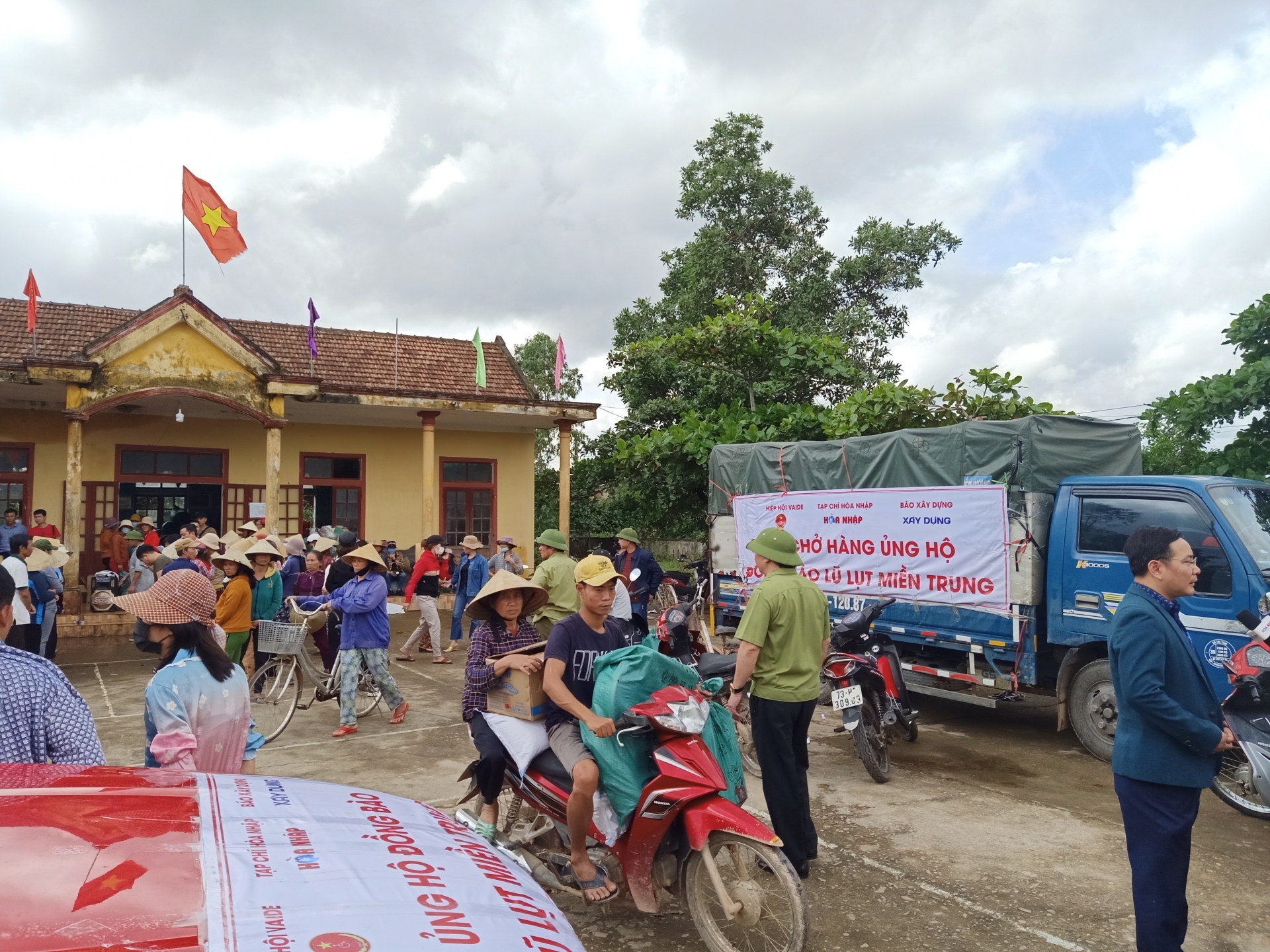 bao xay dung chung tay ho tro dong bao mien trung bi thiet hai do mua lu