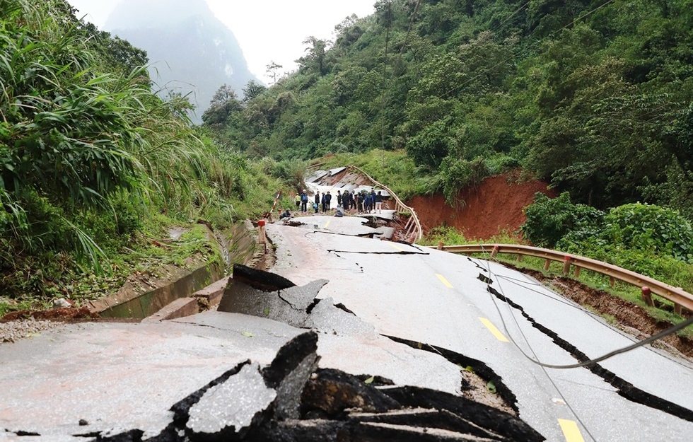 quang binh khan truong khac phuc cac tuyen duong bi hu hong