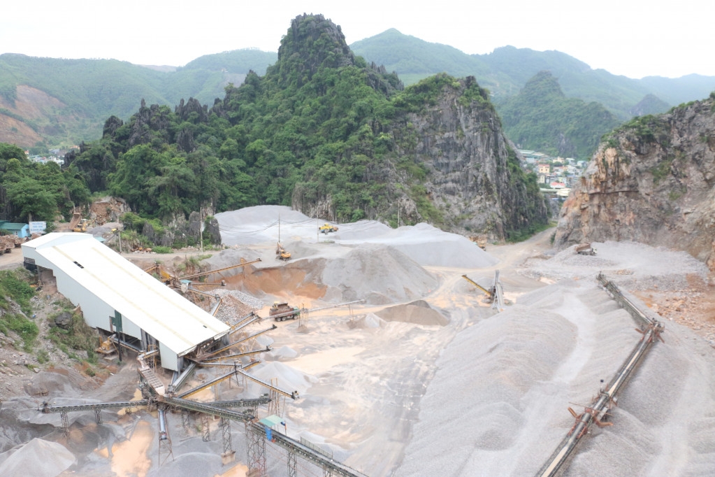 quang ninh dong cua mo da voi