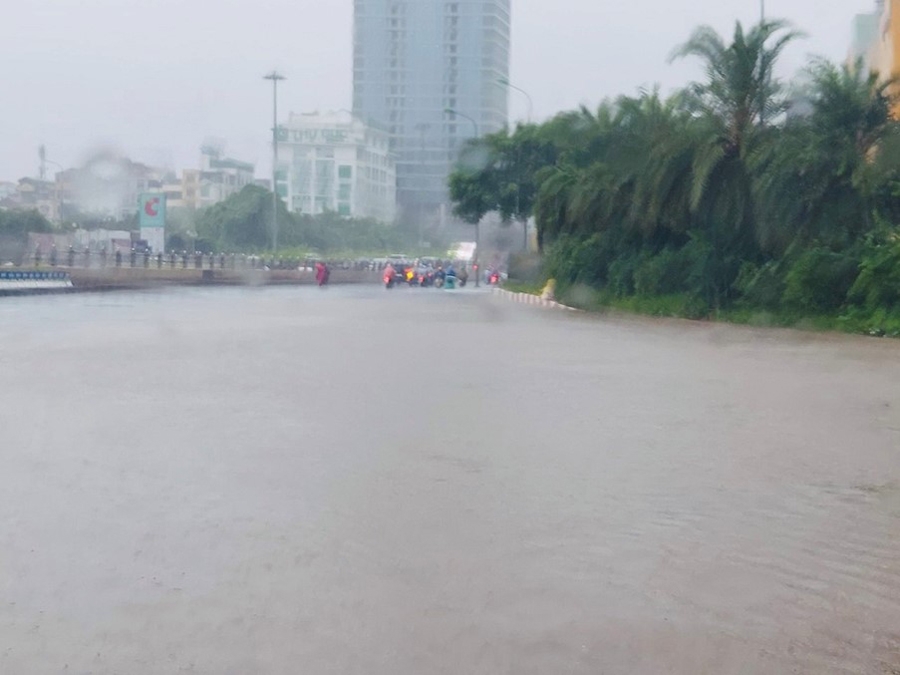 ha noi mua to keo dai co noi ngap sau gay un tac giao thong va hu hai phuong tien