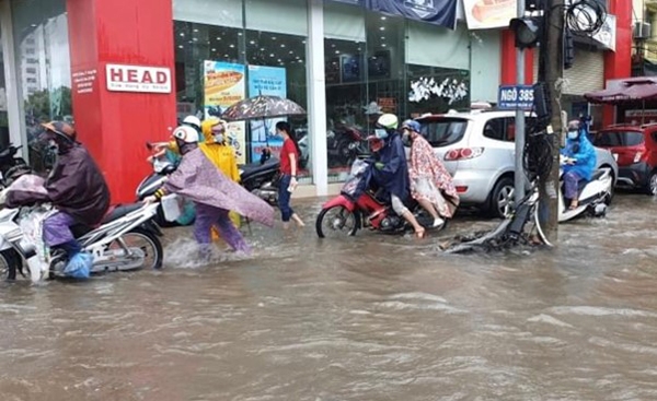 ha noi mua to keo dai co noi ngap sau gay un tac giao thong va hu hai phuong tien