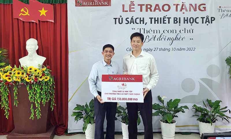 Cần Thơ: Trao tặng thiết bị học tập thực hiện chương trình 