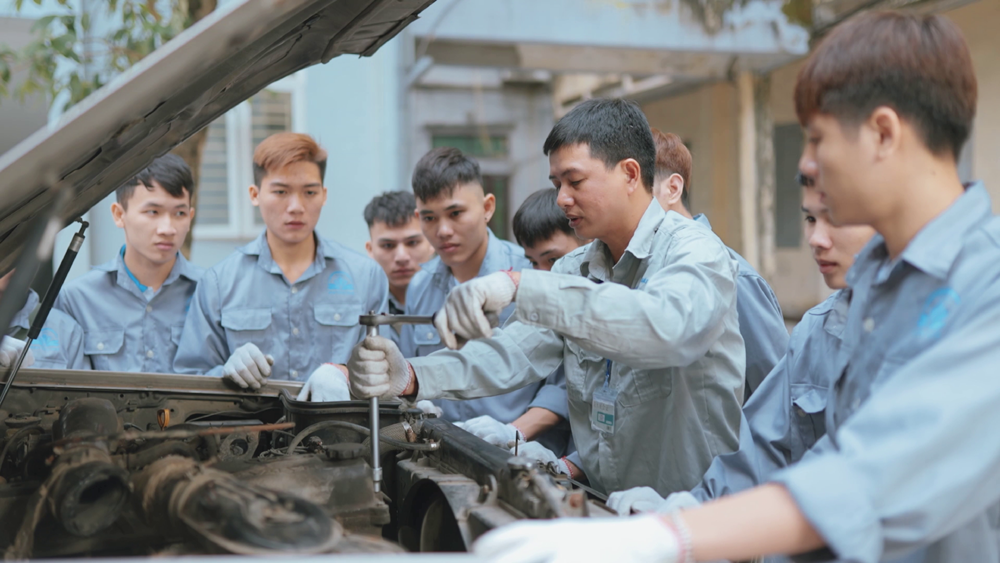 truong cao dang nghe ky thuat va nghiep vu ha noi tu hao chang duong 60 nam