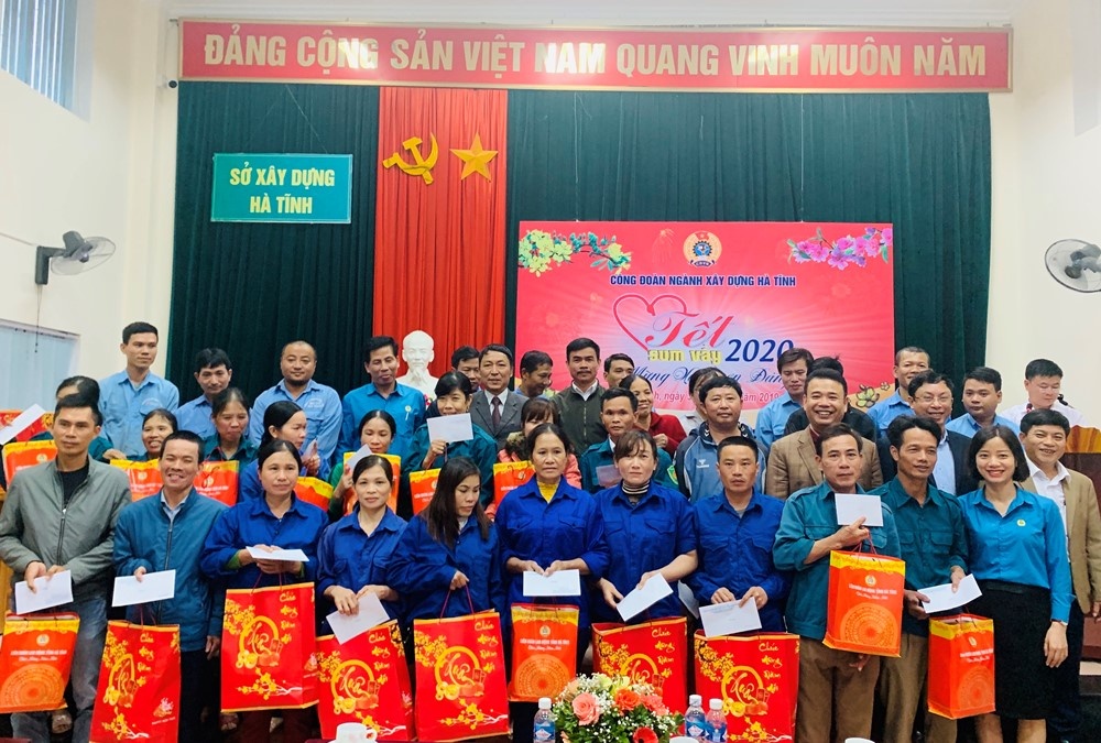 Ngành Xây dựng Hà Tĩnh tiên phong mang “Tết sum vầy” đến với đoàn viên khó khăn