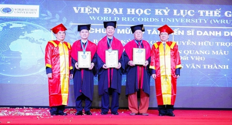 anh hung lao dong nguyen quang mau duoc vinh danh tien si danh du cua vien dai hoc ky luc the gioi