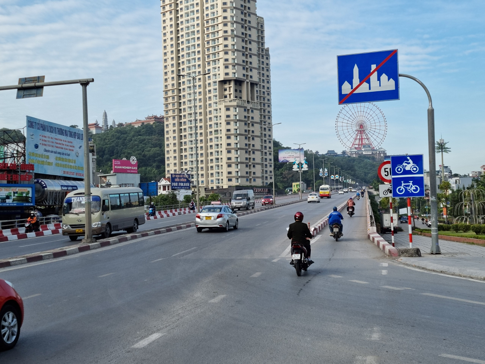 quang ninh phan luong giao thong tren cau bai chay