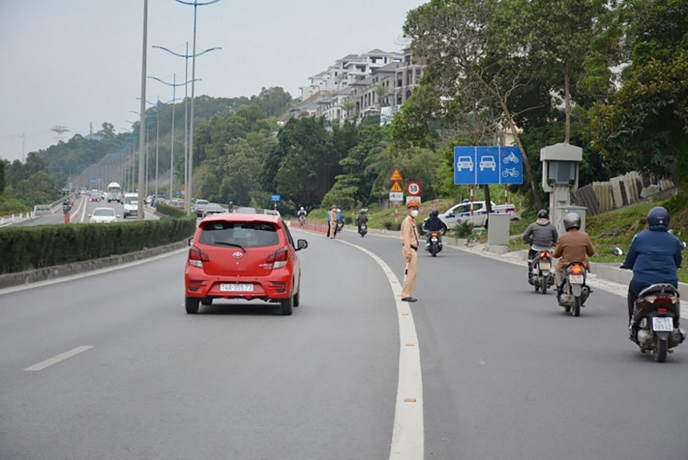 quang ninh phan luong giao thong tren cau bai chay