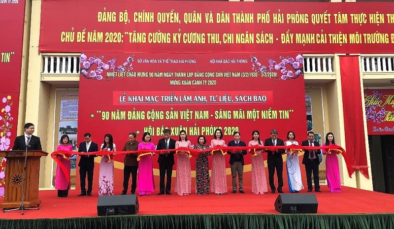 trien lam anh tu lieu ve dang va khai mac hoi bao xuan hai phong 2020