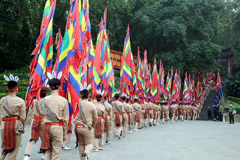 chu tich nuoc nguyen xuan phuc dang huong tuong niem cac vua hung